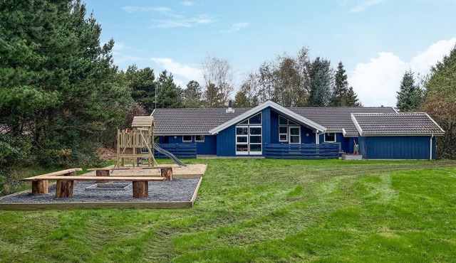 4 bedroom stunning home in Oksbøl