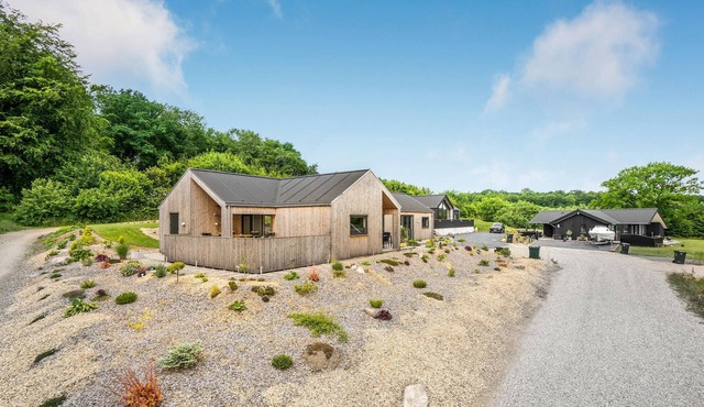 4 bedroom stunning home in Sjølund