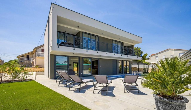 4 bedroom stunning home in Murter