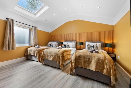 4-Bedroom Stunning Luxe, Spacious & Stylish Design House Bolton, Sleeps 11, with Parking Central Bolton, Links to Manchester, Pet-Friendly, Best For Groups! WORK CONTRACTORS SPECIAL OFFER! - by Blue Puffin Stays