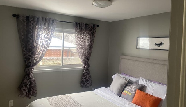 4 Bedroom Stylish Home 11 min from Toronto Pearson Airport