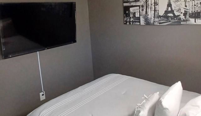 "4 Bedroom, Suburban Serenity Stay"n10 min from Downtown Raleigh