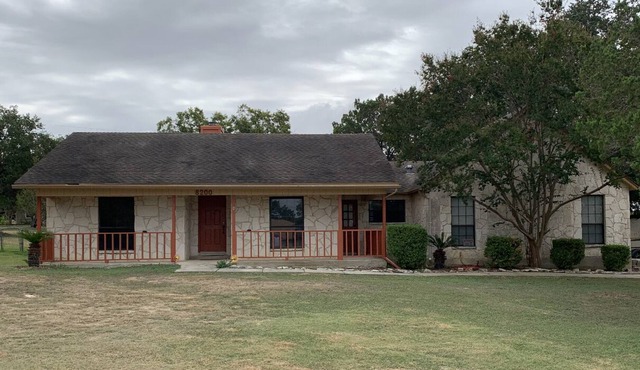 4 bedroom Texas Hill Country Haven. Great peaceful location. Attractions close!
