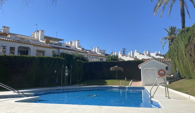 4 Bedroom Townhouse With Pool Close To Town, Beach And Park - Free WiFi