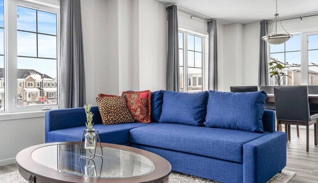 4 Bedroom Town Home with Garage Parking, Fast WiFi, Smart TV with Netflix, Fully Equipped Kitchen, Sleeps 10, Ideal for Families