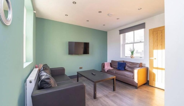 4 Bedroom town house 5mins walk to seafront SLEEP 16