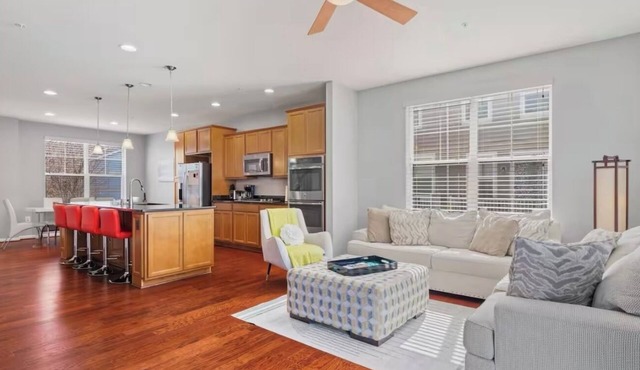 4-bedroom townhome in amazing Washington with AC, WiFi