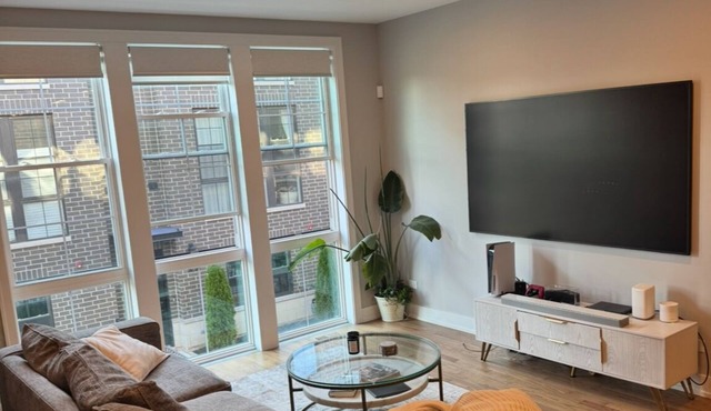 4-bedroom townhome in superb Chicago