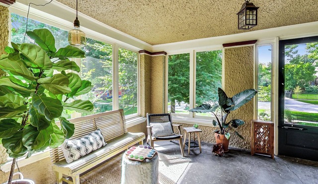 4-bedroom townhome in Frank Lloyd Wright District-FREE PARKING, Patio, Yard