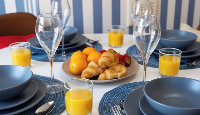 4 bedroom townhouse, 2 min to beach, sleeps 6, free WiFi & parking