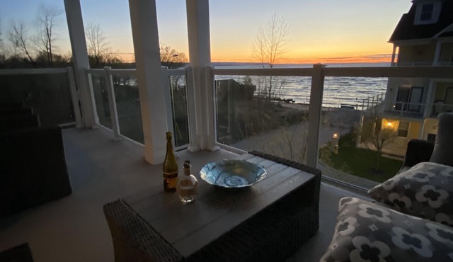 4 bedroom townhouse in Wasaga Beach, steps to sandy beach, high speed wifi, AC