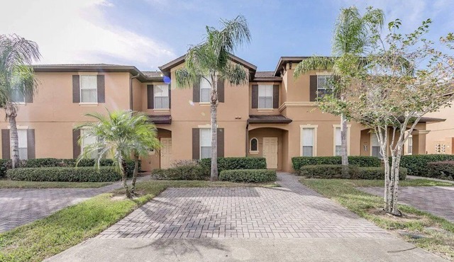 4 bedroom townhouse. Located steps from the pool. 5% discount for week bookings.