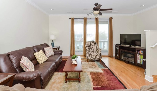 4 Bedroom Townhouse in downtown OC - quick walk to beach and boards!