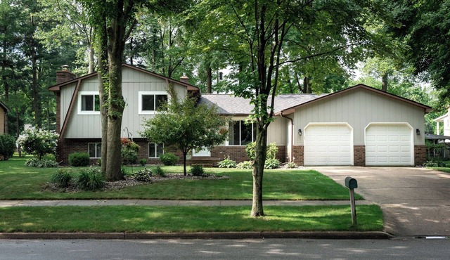 4-bedroom tri-level house in enchanting Midland with WiFi, AC. Pet friendly.