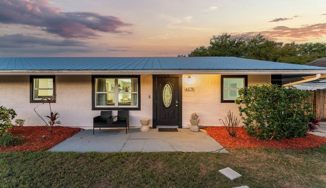 4 bedroom Tropical Getaway with optional Pontoon Tours