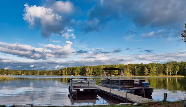 4-bedroom two level guest house next to Shupac Lake in Grayling