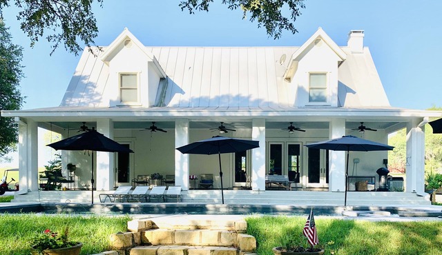 4-bedroom vacation home just a lovely walk to Guadalupe River