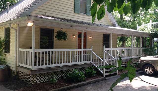 4 bedroom Victorian Guest house with pool on Country Estate close to Nashville