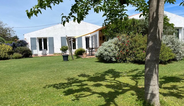 4-bedroom villa, 3* furnished tourist accommodation, on landscaped garden 100m from the beach