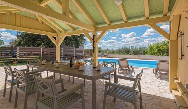 4-bedroom villa in beautiful Ljubotić with AC, Rural Villa Olive Krka