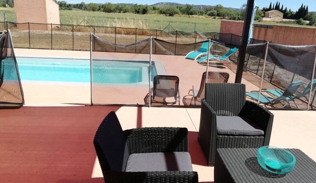4-bedroom villa, open view over fields, swimming pool, enclosed garden