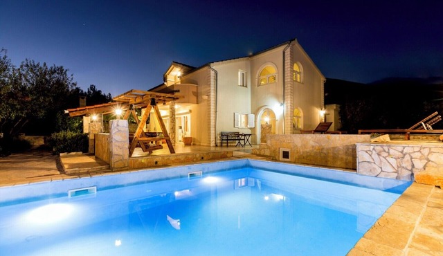 4-bedroom villa with swimming pool, set in nature. Relax and unwind