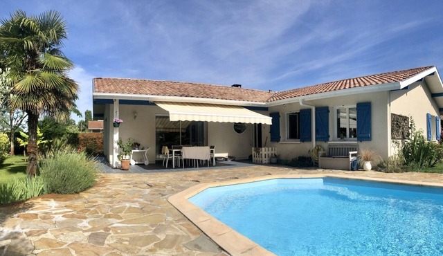 4 bedroom villa with swimming pool, in a large lush garden, 3km from the beaches