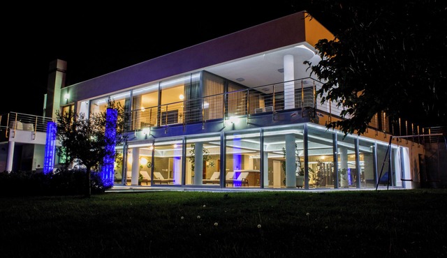 4-bedroom villa with indoor pool, spa area, fitness room, tennis court, AC, WiFi