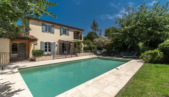 4 BEDROOM VILLA WITH PRIVATE POOL AND GARDEN (N°348)