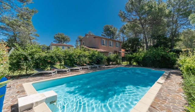 4 BEDROOM VILLA WITH POOL AND GARDEN (N°352)