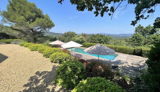 4-bedroom villa with private pool in a green setting