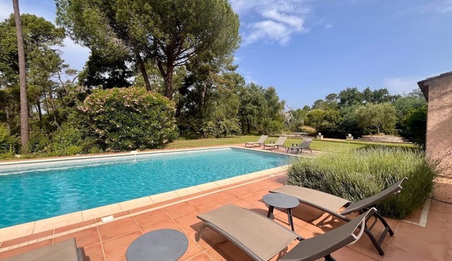 4-bedroom villa with private pétanque pool and padel court