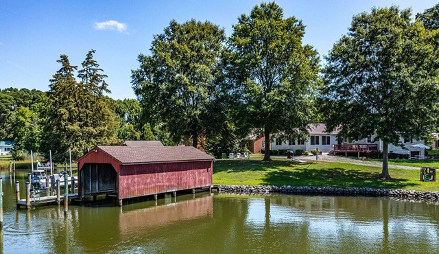 4 bedroom water front spacious house close to Main Streen in Reedville