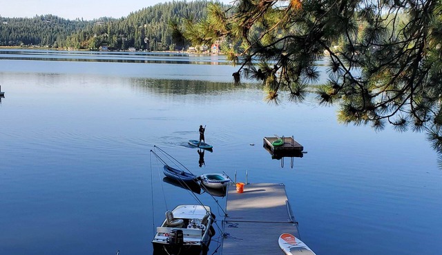 4-bedroom waterfront house in lovely Newman Lake with AC, WiFi. Family friendly.