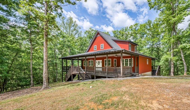 4-bedroom waterfront homestead near Williamsburg with WiFi, AC. Book now