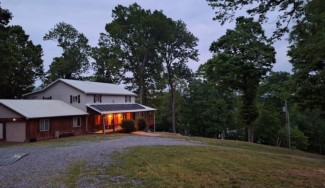 4 bedroom waterfront lodge with breathtaking views on Lake Barkley