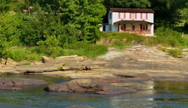 4 bedroom Waterfront Mountain River Home in Arden, West Virginia. Sleeps 10.