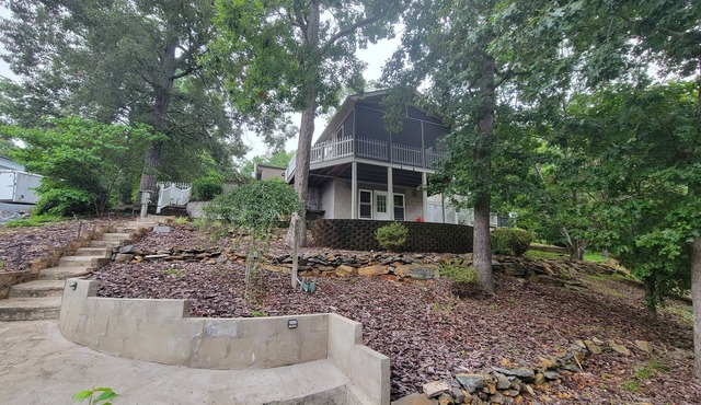 4-bedroom waterfront house in welcoming New London with WiFi and kayaks.