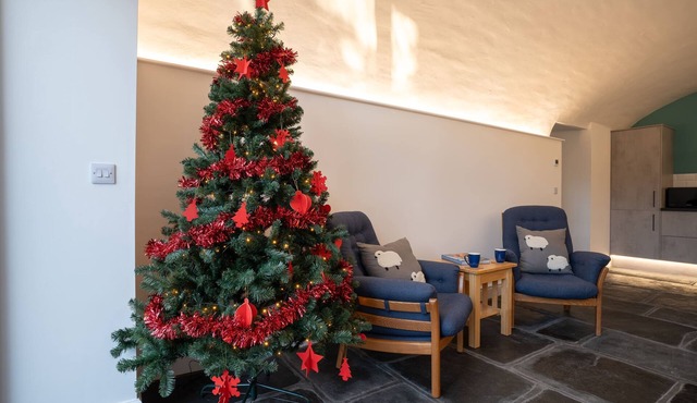 4 Bedroom Waterhead Range Cottage by LetMeStay