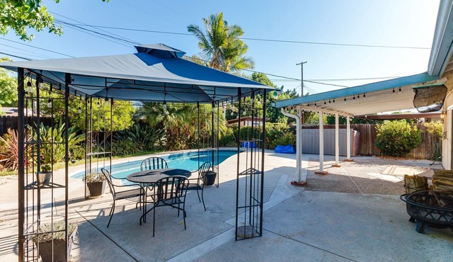 4 Bedroom West Hills Charmer with Pool and Jacuzzi