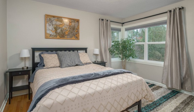 4 Bedroom West-Slope Garden Getaway, over the hill from Downtown Portland.