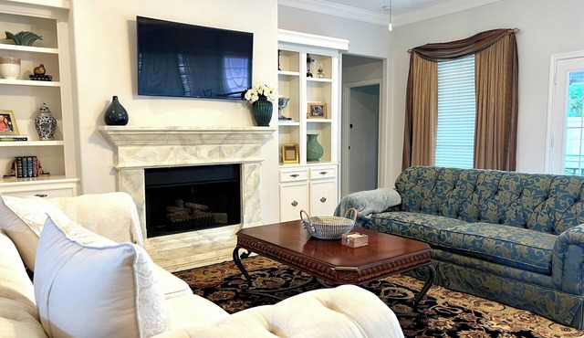 4-bedroom with King/Queen/Full Beds Near a Park & Lake