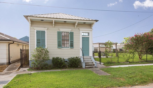 4 bedroom with Swimming Pool, NEAR FRENCH QUARTER-