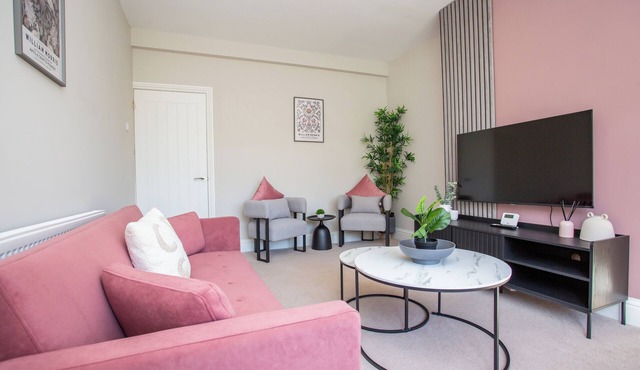 4 Bedrooms, 1.5 Bathrooms, free wifi and parking!