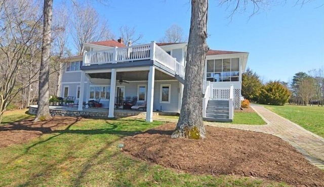 4 Bedrooms, 1 Flex Room, 2½ Bathrooms! Flat Lot & SANDY BEACH! Pet Friendly!