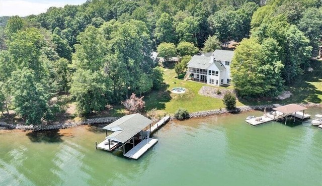 4 Bedrooms, 1 Flex Room, 3½ Bathrooms! Pet Friendly! Many Recent Updates! Sits Close to the Water!