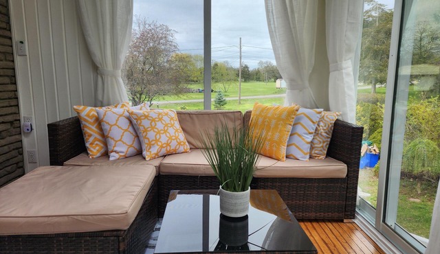 4 bedrooms, 2 bathrooms, kitchen, hot tub, huge yard, scenic view, waterway .