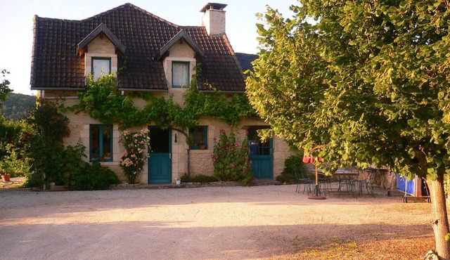 4 bedrooms 2 bathrooms 10 people, with pool and large garden beautifully decorated