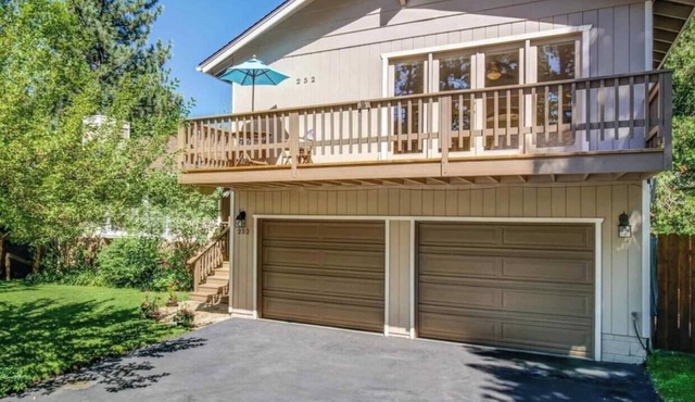 4 bedrooms , 2 king size mattresses & 4 queen mattresses 3.5 bathrooms 4 parking