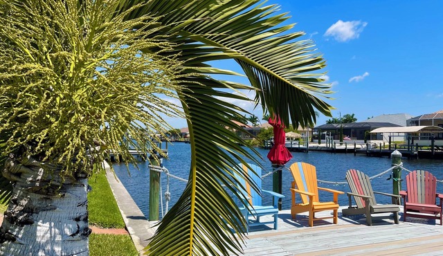 4 bedrooms (2 MASTERBÄDER) in total 3 bathrooms SOUTH-facing large pool, boat dock fiber optic network